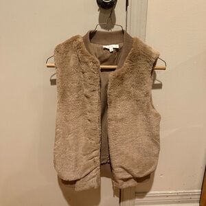 Le Lis fur vest